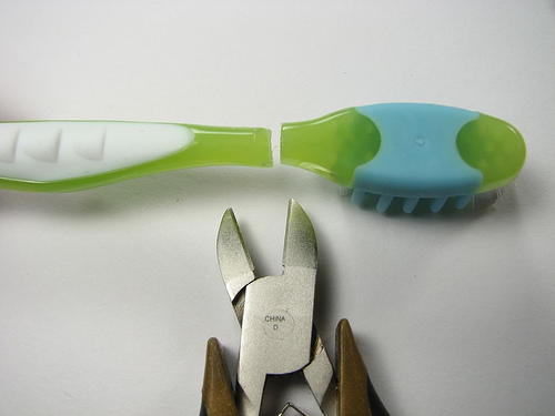 Как сделать вибрирующую зубную щетку